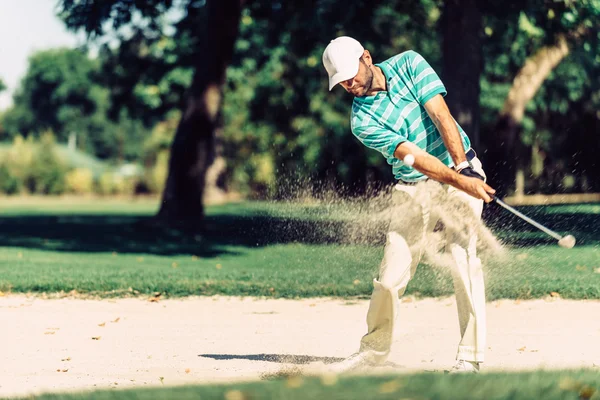 Golfista em armadilha de areia — Fotografia de Stock