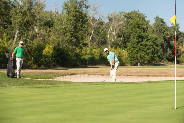 Golfaren spelar från sand trap — Stockfoto