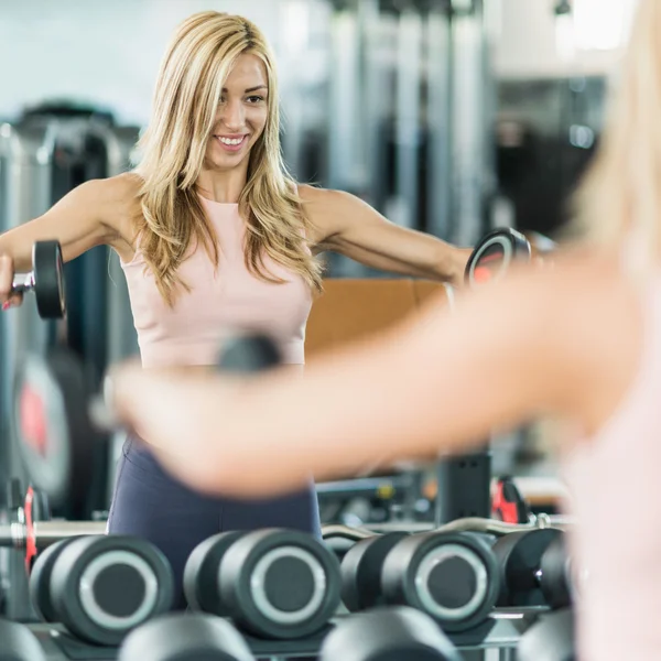 Sonriente hermosa mujer haciendo ejercicio — Foto de Stock