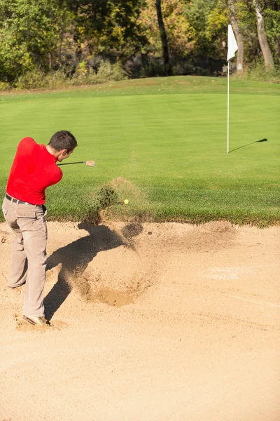 Hráč golfu hraje z lapáku písku — Stock fotografie