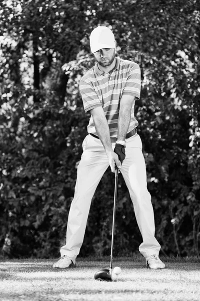 Golfer klaar om de tee off — Stockfoto