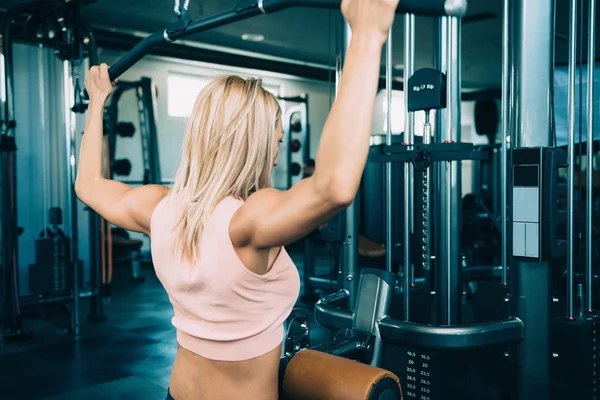 Женщина, занимающаяся упражнениями для мышц — стоковое фото