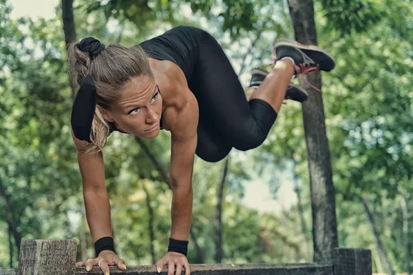 Atleta saltando sobre barrera de madera — Foto de Stock