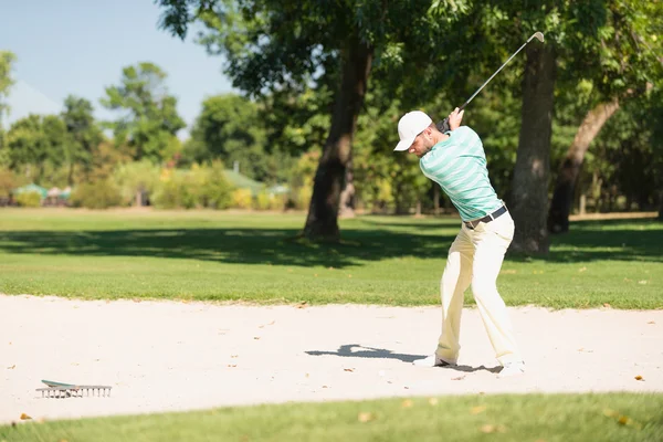 Golfer playing from sand trap — Stock Photo, Image