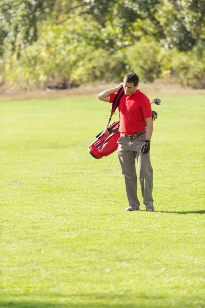 Mužské golfista na hřišti — Stock fotografie