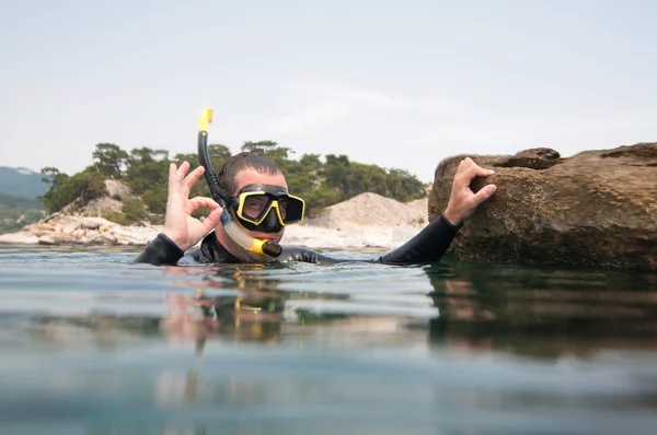 Plongeur libre à la surface de l'eau — Photo