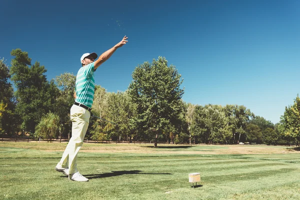 Golfista a controllare il vento — Foto Stock