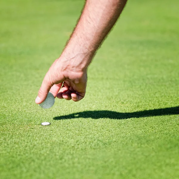Mano de golfista Colocación de pelota — Foto de Stock