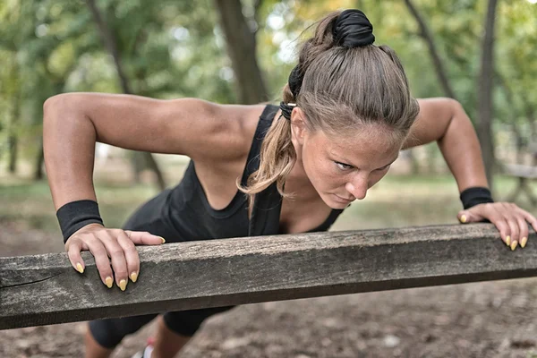 Female athlete doing push ups — Stock Photo, Image