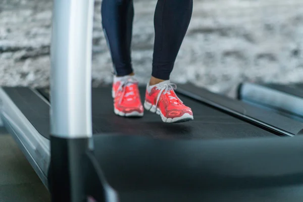 Wanita berjalan di atas treadmill — Stok Foto