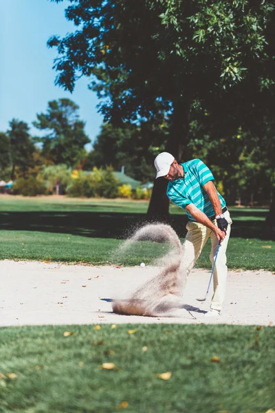 Golfspelare dra bollen ut — Stockfoto