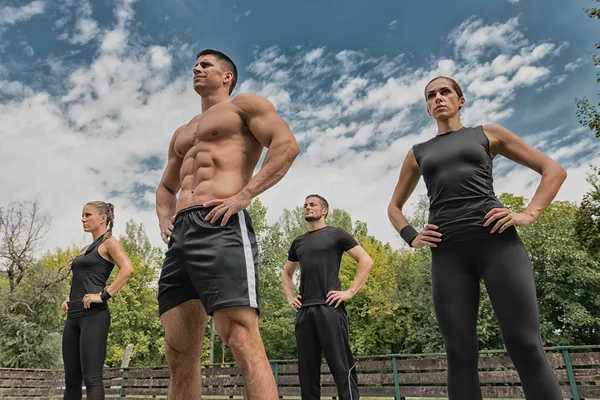 CrossFit atletů tým pózuje — Stock fotografie