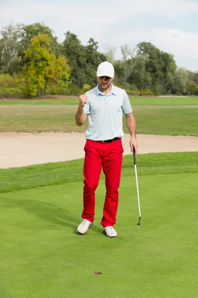 Nöjd golfspelare efter framgångsrika att sätta skott — Stockfoto