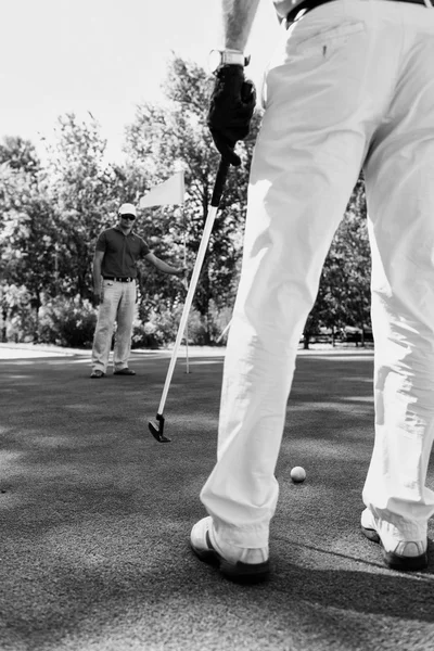 Golfeurs sur putting green — Photo