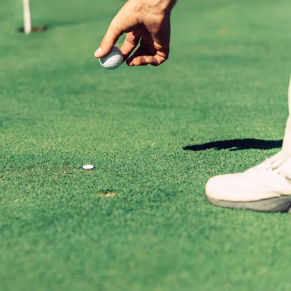 Golfer placing Marker — Stock Photo, Image