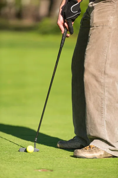 Чоловічий гравець у гольф, поклавши — стокове фото