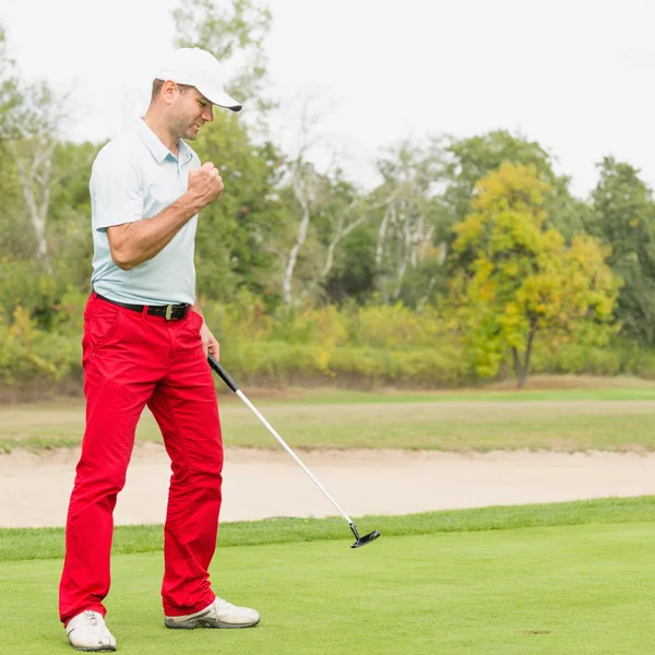 Golfspelare efter framgångsrika putt — Stockfoto