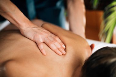 Ayurveda Sırt Masajı aromaterapi gerekli yağ ile
