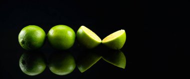 Siyah arkaplanda yansımalı limonlar