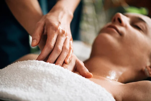 Practicante Ayurvédica Masajeando Pecho Cliente Femenino Con Aceite Ayurveda — Foto de Stock