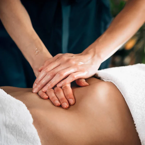 Mulher Tendo Massagem Estômago Ayurveda — Fotografia de Stock