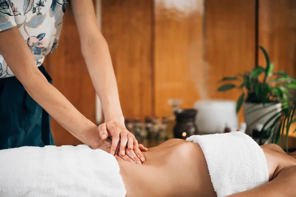 Mujer Teniendo Ayurveda Masaje Estómago —  Fotos de Stock