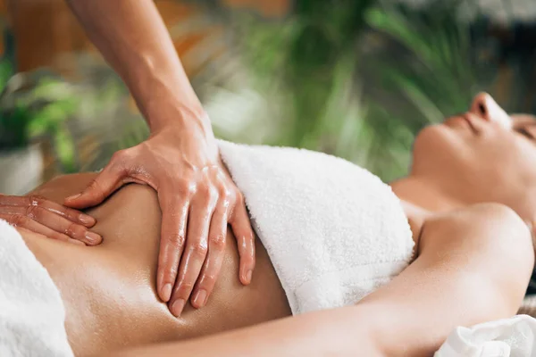 Abhyanga Massage Terapi Ayurvedisk Utövare Massera Med Eterisk Olja — Stockfoto