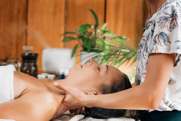 Aromatherapie Massage Masseurin Massiert Klienten Mit Ätherischem — Stockfoto