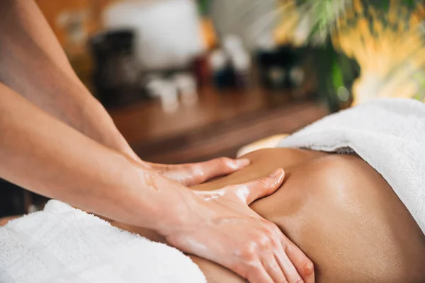 Vrouw Die Ayurveda Maagmassage Krijgt — Stockfoto