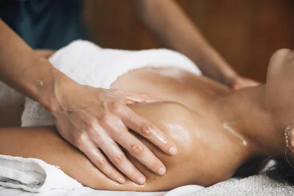 Kvinna Njuter Ayurvediska Axlar Massage Med Eteriska Oljor — Stockfoto
