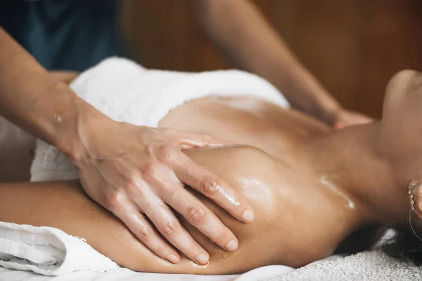 Frau Genießt Ayurveda Schultermassage Mit Ätherischen Ölen — Stockfoto