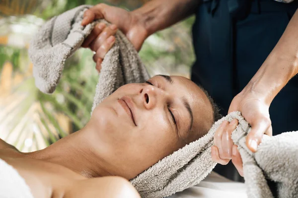 Vrouw Die Ayurvedische Nekbehandeling Ondergaat — Stockfoto