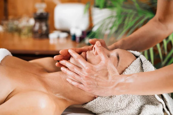 Frau Genießt Eine Professionelle Ayurvedische Gesichtsmassage Mit Therapeutischen Ölen — Stockfoto