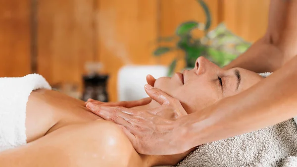 Femme Bénéficiant Massage Professionnel Cou Des Épaules Ayurveda Huile Éthéré — Photo