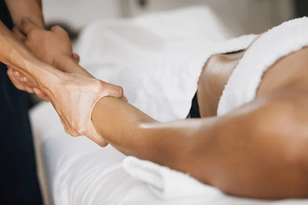 Ayurveda Terapeuta Facendo Massaggio Del Braccio Con Olio Etereo — Foto Stock