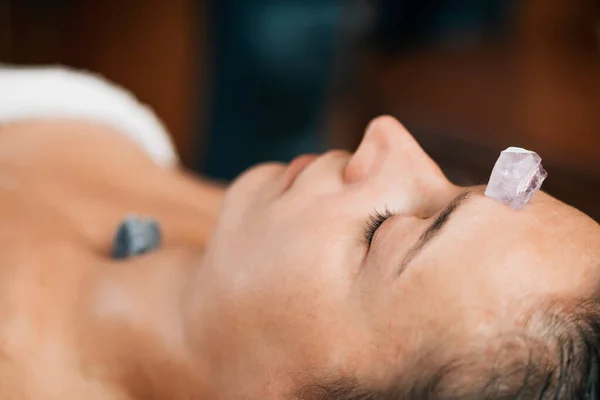 Ayurvedische Heilpraktikerin Mit Edelsteinen Und Kristallen Zur Heilung Weiblicher Patientenkakras — Stockfoto