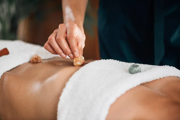 Praticante Ayurvédica Usando Pedras Preciosas Cristais Para Curar Chakras Paciente — Fotografia de Stock