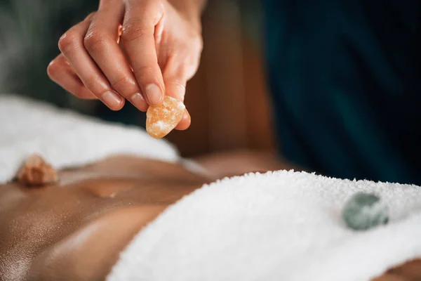 Ayurvedic Practitioner Using Gemstones Crystals Healing Female Patient Chakras — Stock Photo, Image