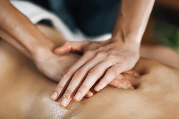 Ayurveda Rückenmassage Mit Ätherischem Der Aromatherapie — Stockfoto