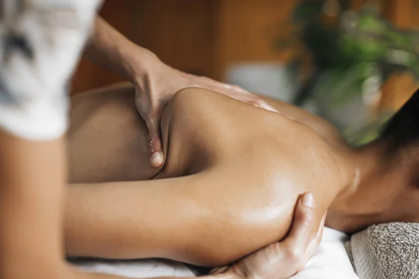 Ayurveda Beck Ombro Massagem Lâmina Com Óleo Ayurvédico — Fotografia de Stock