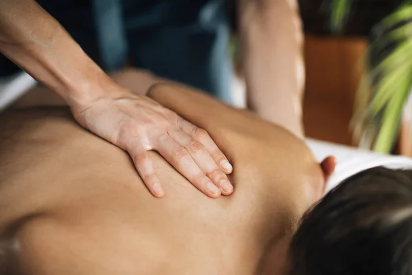 Ayurveda Back Massagem Com Óleo Essencial Aromaterapia — Fotografia de Stock