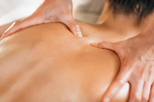 Ayurveda Massaggio Alla Schiena Con Olio Essenziale Aromaterapia — Foto Stock
