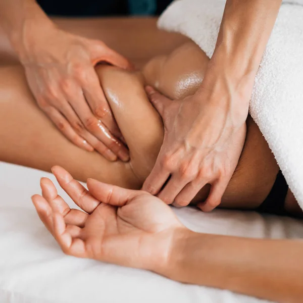 Close Van Vrouw Met Ayurveda Billen Massage — Stockfoto