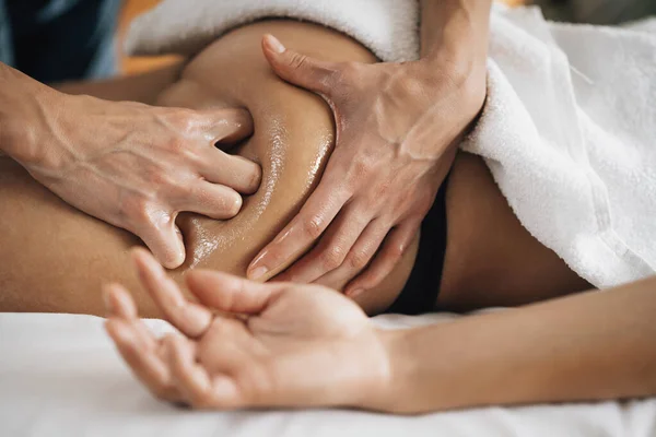 Närbild Kvinna Som Har Ayurveda Skinkor Massage — Stockfoto