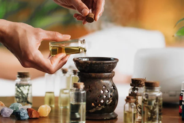 Ayurveda Aromatherapie Massage Weibliche Hand Gießt Aromatisches Einen Ätherischen Öldiffusor — Stockfoto