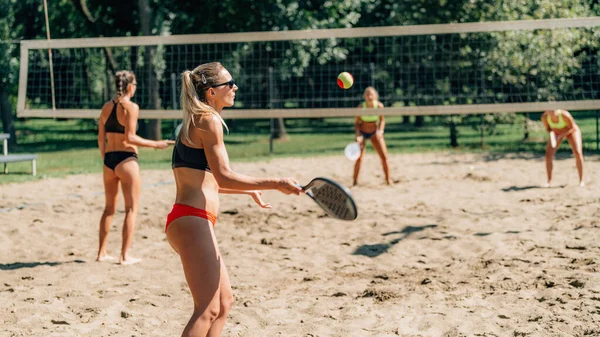 Weibliche Freunde Spielen Beach Tennis — Stockfoto