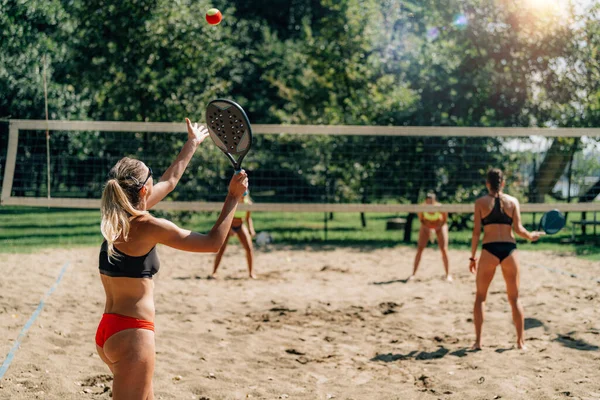 Kvinnliga Vänner Spelar Beach Tennis — Stockfoto