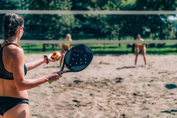 Beach Tennis Player Tjäna Bollen — Stockfoto