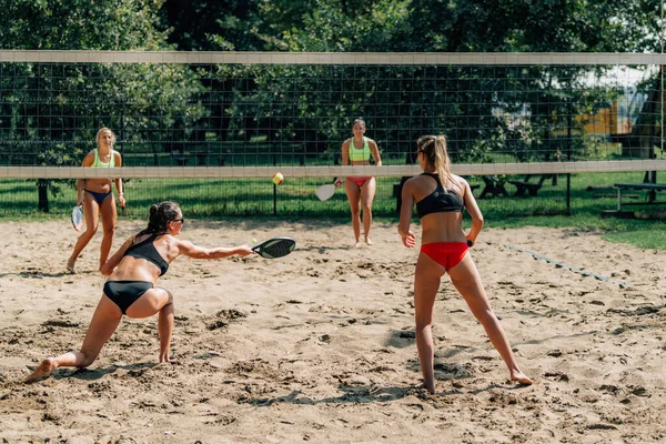 Amigos Femeninos Jugando Tenis Playa — Foto de Stock