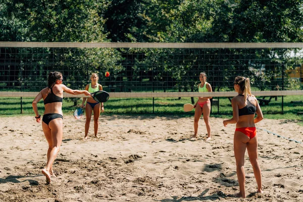 Amigos Femeninos Jugando Tenis Playa — Foto de Stock